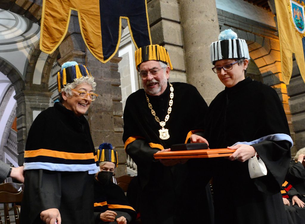 Inviste la UNAM a 12 doctores honoris causa