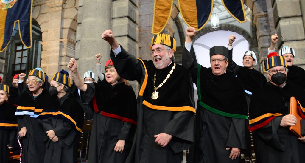 Inviste la UNAM a 12 doctores honoris causa