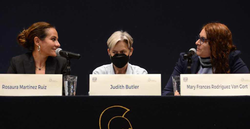 Judith Butler acompañada por Mary Frances Teresa Rodríguez Van Gort