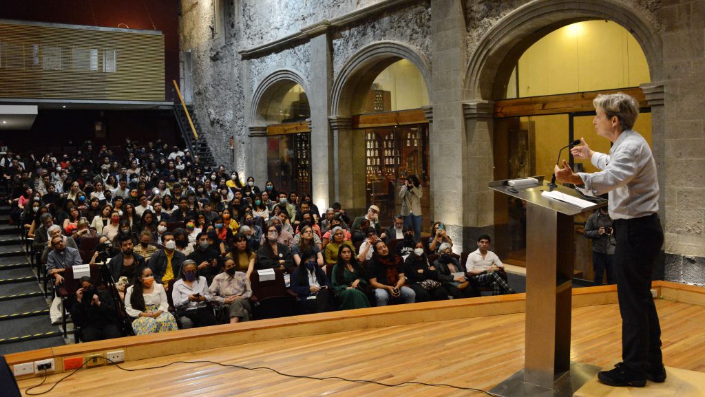 Judith Butler acompañada por Mary Frances Teresa Rodríguez Van Gort