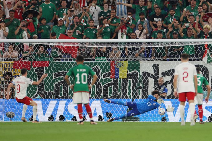 Guillermo Ochoa ataja penal en Qatar 2022.