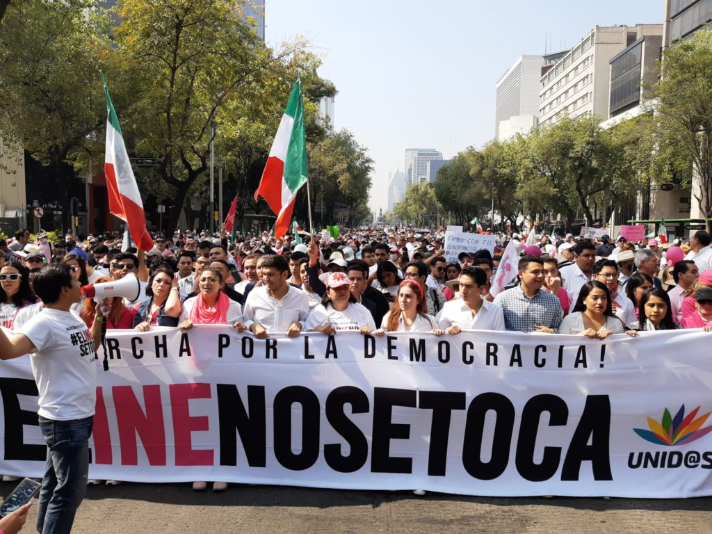 Marcha en defensa del INE supera expectativas.