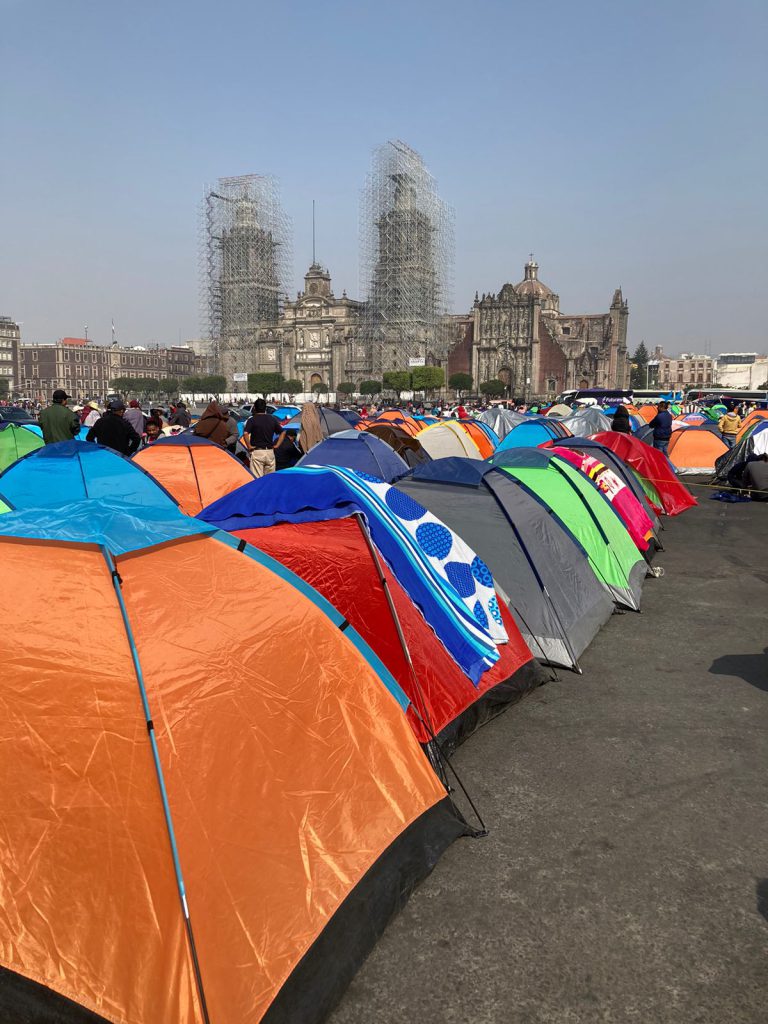 Docentes de la Ceteg-CNTE acamparon en el Zócalo de la Ciudad de México.