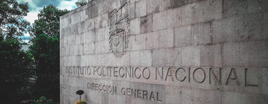 Héctor Bello Ríos, director de Capital Humano del Instituto Politécnico Nacional, debe ofrecer disculpas al Sindicato de Trabajadores del IPN (STIPN) o enviar una nota aclaratoria a La Jornada, en la que DA a entender que este último está involucrado al igual que SNTE en lo del "Plan de beneficios múltiples", cuando el mismo Bello Ríos, sabe que el STIPN no forma parte de las Comisiones de revisión salarial y prestaciones económicas y sociales. Mientras que él, ya lleva todo este año sin resolver 15 puntos debidamente fundado y motivado, que se le presentaron al director general ReSA, desde el 8 de junio de 2021. Como tampoco resolvió nada quien fuera director de capital humano y ahora , ReSA lo hizo secretario académico del IPN, Mauricio Igor Jaaso Zaranda, con lo que han demostrado que son demasiados "torpes" para ocupar el puesto de capital humano, motivos por el que se le han enviado 5 oficios al Presidente de la República Lic. Andrés Manuel López Obrador, donde se le solicita su intervención para que se dé solución a los 15 puntos planteados, y TODOS se los han turna a ReSA, y éste lo hace para capital humano y TODO a sido "silencio" y a un nivel, en términos populachero, de un VALEMADRISMO TOTAL. Es por esto que, a nadie le sorprende dentro del IPN, cualquier manifestación de protesta que se haga en el área central y menos en las escuelas, centros y unidades de enseñanza (ECUs). Los casos de cierre de las ECUs por problemas diversos, por lo que lo han hecho los alumnos, no los van a resolver, porque TODO quedará en promesas por parte de la administración de ReSA, porque desconocen los problemas de fondo en que está sumergido el IPN, porque son problemas que tienen implicaciones de orden académico [No ven los efectos heredados por el modelo educativo que dejó José Enrique Villa Rivera y puesto en operación Yoloxóchitl Bustamante Díez], administrativo, laboral, en infraestructura y estructural, con una diversidad de formas de corrupción sin límite alguno, que han INSTITUCIONALIZADO la administración en turno con el SNTE, desde hace décadas, porque siempre ponen primero, sus intereses personales y de grupo, sin importarles las finalidades que debe cumplir el IPN, conforme a lo establecido en los Artículos 1 y 3 Fracción II Constitucionales, así como, en los Artículos 1, 3 y 4 de la Ley Orgánica del IPN. Lo que la administración del IPN y el SNTE hicieron con lo del PB Plan de beneficios múltiples, no es otra cosa que, el reflejo de lo putrefacto en que hasta hoy, han llevado al IPN, Y TODAVÍA LO QUE NOS FALTA POR VER, puesto que todo parece ser que, el Instituto está fuera del proyecto del gobierno de la Cuarta Transformación.