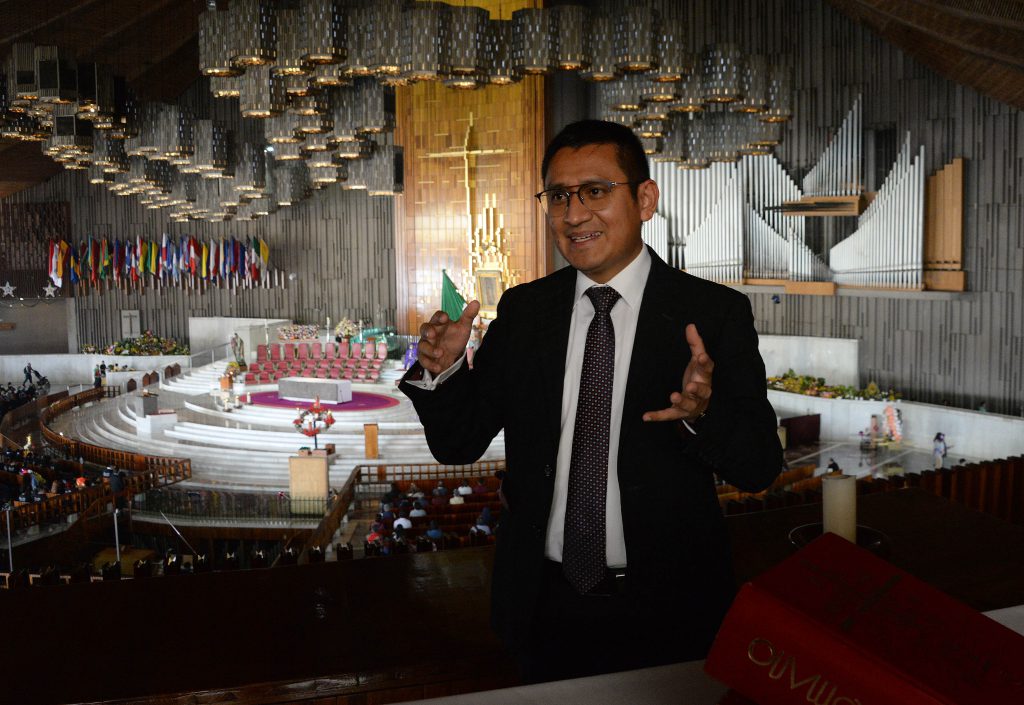 El universitario Benjamín Paredes Aponte toca el órgano monumental en la Basílica de Guadalupe