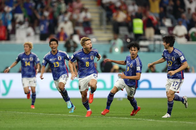 El equipo nipón sorprendió a todos al imponerse 2-1 a La Roja. Tanto asiáticos como ibéricos avanzan a octavos de final. Alemania fue eliminada en fase de grupos.