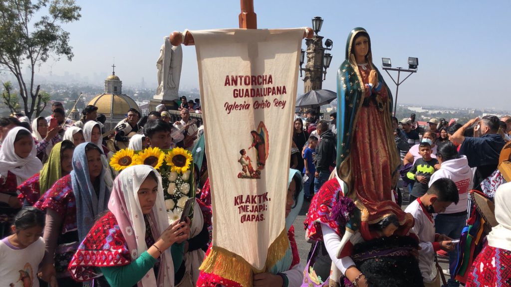 De todos los rincones del país acuden al cerro del Tepeyac para celebrar a la Virgen de Guadalupe.