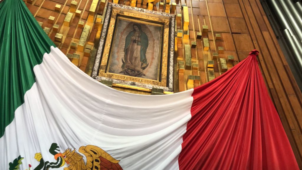 A los pies de la virgen de Guadalupe los peregrinos dan gracias.