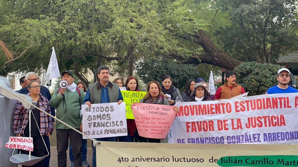 La senadora Bertha Caraveo participó en la marcha que se llevó a cabo este
domingo en la ciudad de Chihuahua, acompañando al ex gobernador Javier
Corral.