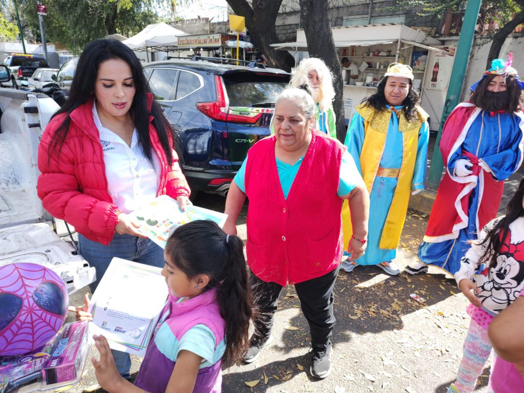 La caravana “Llegaron los reyes con los Barrios” estuvo encabezada por la diputada del PRI, Silvia Sánchez Barrios.