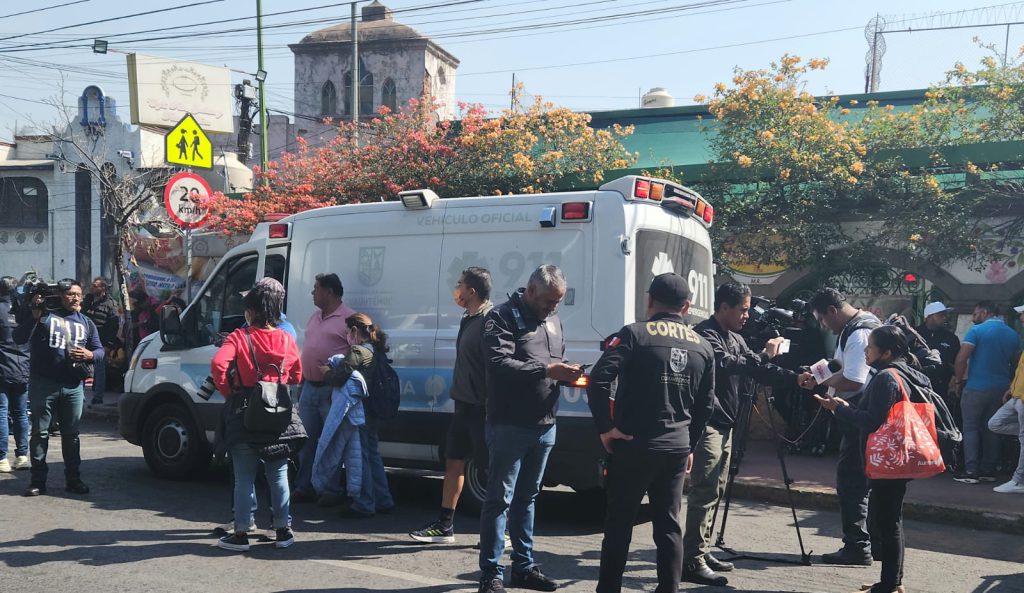 Sandra Cuevas, alcaldesa de Cuauhtémoc, acudió a ayudar a la zona cero del accidente de la Línea 3 del Metro con personal de protección civil.