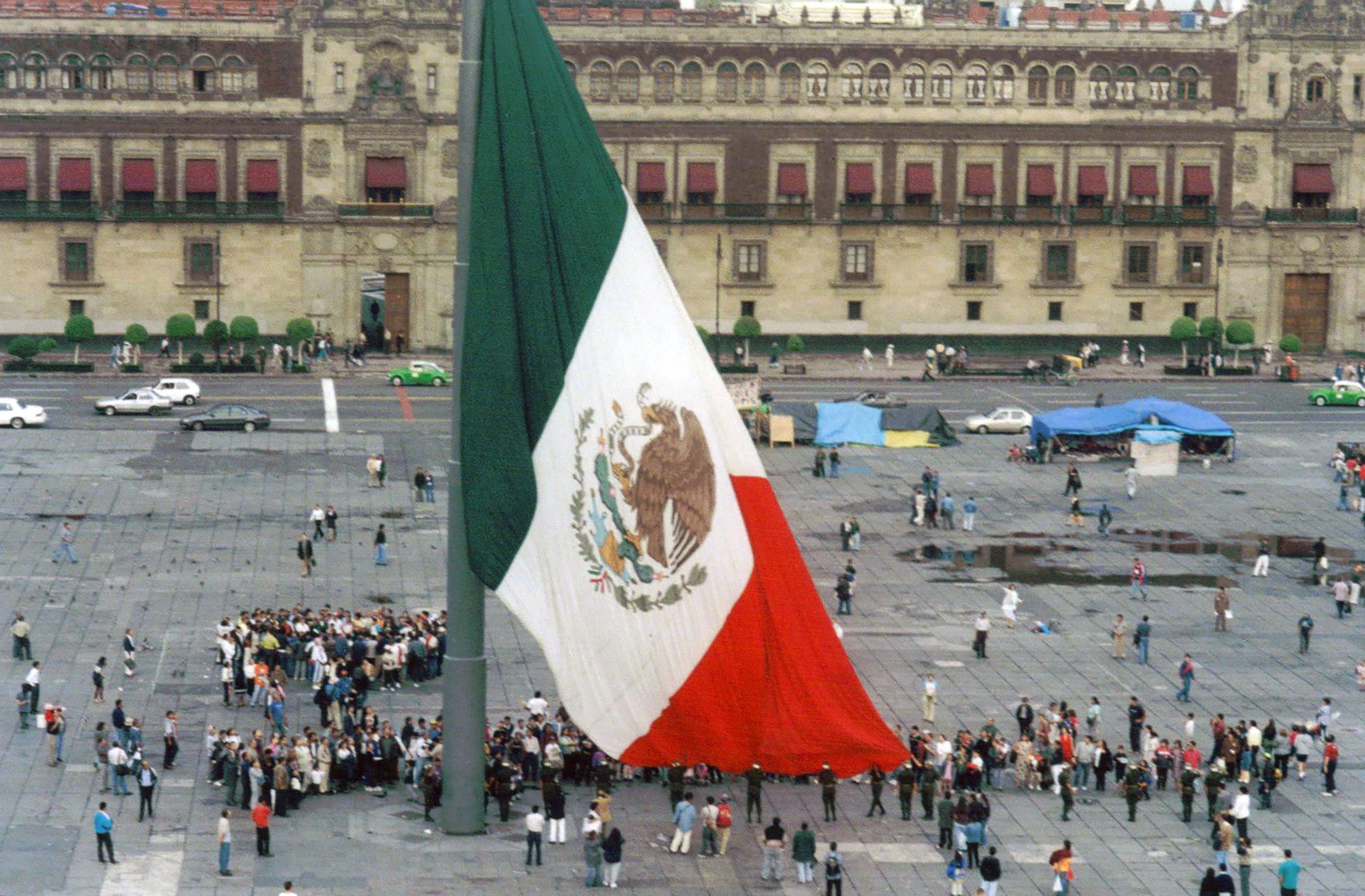 Entregamos Esta Bandera Ala Generacion Que Nos Sucede
