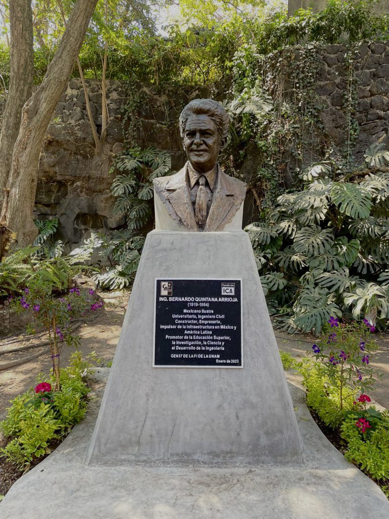 El rector Enrique Graue Wiechers develó busto en honor a Bernardo Quintana Arrioja.