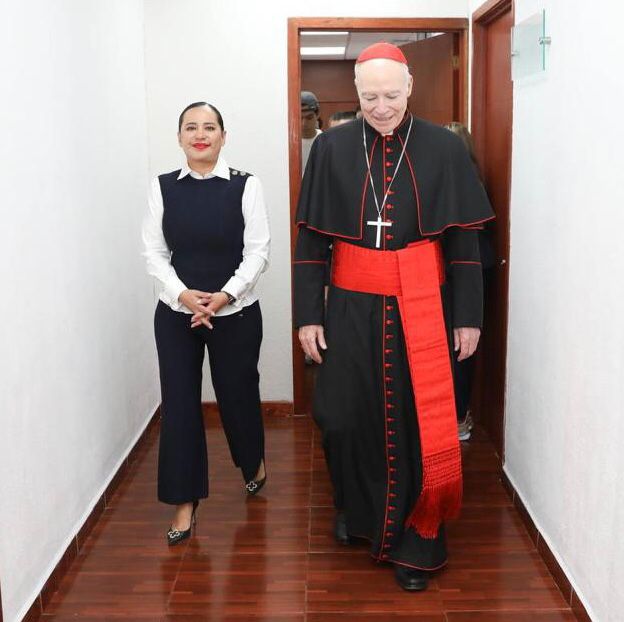 La Alcaldesa de Cuauhtémoc, realizó un recorrido con el jerarca católico por las diferentes oficinas.