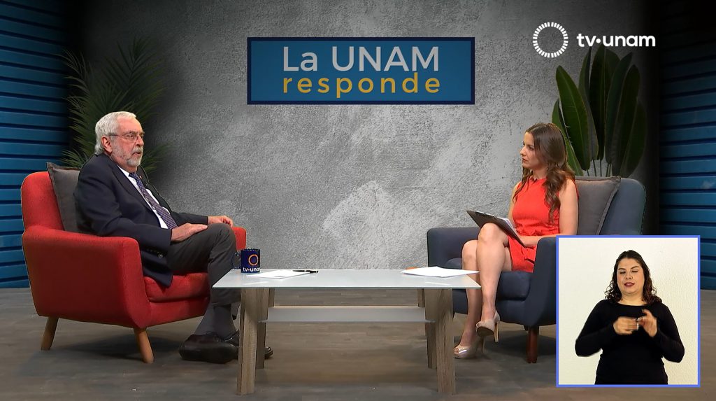 El rector de la UNAM, Enrique Graue Wiechers, afirmó que su mayor compromiso es que se respete la autonomía universitaria y que no haya intromisiones en los procesos que están por venir. Me comprometo y los voy a defender, con prudencia y, por supuesto, con intensidad.
Con el fundamento básico de su autonomía, esta casa de estudios se renueva y se mantiene fiel a los principios que la vieron nacer. La Universidad enfrenta así las modificaciones, siempre con la decisión de su comunidad, subrayó.
“En nuestras reglamentaciones, en nuestros planes de estudio, en la forma de administrarnos y en que crecemos los recursos que nos da la nación, en todo ello, esa es la mejor forma de enfrentar los cambios: hacerlo por decisión nuestra, no por imposición, y así ha sucedido”, expresó Enrique Graue.
Lo anterior, añadió, en ocasiones puede generar conflictos con otros sectores, y “a veces molesta que no se sigan ciertas líneas, pero con autonomía y con la decisión y la inteligencia colectiva que representan los cuerpos colegiados, podremos hacerlo muy bien”.
Graue destacó que en el país existe un ambiente de polarización que no debe permear en la UNAM. “Creo que la Universidad no debe polarizarse nunca, debe dialogar y actuar con la verdad, con prudencia, con inteligencia y con firmeza”.
Agregó que otro de los deberes del rector será seguir atacando el problema de la violencia de género, que afortunadamente está muy visibilizada y “que tendremos que ver que se evite y que, de llevarse a cabo, se castigue. Es decir, que se dejen encausados todos los procesos en forma correcta”.
Entrevistado durante el programa “La UNAM responde”, de TVUNAM, a propósito de los tres años del confinamiento obligado por la pandemia, Graue Wiechers refirió que aún se sufren los efectos de la emergencia, por lo que esta institución, con sus estudios y su trabajo, debe contribuir a que esa circunstancia se supere.
El rector explicó que, aunque el periodo de la emergencia sanitaria fue muy difícil, su gestión al frente de la UNAM, en su segundo periodo, ha sido muy satisfactoria por lo conseguido. Por supuesto, reconoció, quedan pendientes. El principal, la transformación constante de los reglamentos y los planes de estudio, así como la incorporación de nuevas tecnologías, y en eso se seguirá trabajando indudablemente ahora, y a quien le toque sucederme. De igual manera, la conclusión de obras que están por terminarse y dejar una Universidad saludable en lo económico y lo académico.
“Estamos en una fase en donde tenemos que seguir transformándonos, aprender de lo que vivimos y, por supuesto, seguir colaborando en la resolución de los problemas del país”, enfatizó el rector Graue.
Al hacer un balance del papel que tuvo esta casa de estudios durante la emergencia sanitaria, manifestó que salió adelante en sus tareas de educación, investigación y difusión de la cultura. Fue una experiencia muy dura, muy triste, pero también muy enriquecedora para todos.
Aprendimos cómo debemos cuidarnos ante eventos como la pandemia. En la Universidad se creó la Comisión Universitaria para la Atención de la Emergencia del Coronavirus, que recientemente se transformó en un Programa permanente y que nos permitirá detectar y prevenir riesgos epidemiológicos.
Fueron múltiples las acciones que se llevaron a cabo para enfrentarla, comentó y mencionó, entre ellas: se entregaron más de 500 mil kits de protección a médicos residentes y a internos; junto con Citibanamex y la Fundación Slim, se creó la Unidad Temporal que salvó muchas vidas y tuvo la menor incidencia de mortalidad del país. El trabajo académico y las aportaciones que se hicieron en los institutos de ciencias y humanidades fueron muy gratificantes.
En términos educativos fue un reto inmenso trasladar la educación a distancia a 360 mil alumnos en menos de 15 días. Fue verdaderamente una epopeya no sólo para la administración sino para los docentes y los alumnos. Se logró con la creación de más de 80 mil aulas virtuales, el entrenamiento de más de 12 mil profesores en el uso de las plataformas, la distribución de 25 mil tabletas de forma gratuita para estudiantes y 15 mil becas de conectividad de alta velocidad para que pudieran tomar sus clases. También el presupuesto universitario se reajustó en función de esto.
Aún hay mucho más que aprender. La educación llamada mixta o híbrida debe incorporarse con mayor intensidad a los planes y programas de estudio, no sólo porque los jóvenes y docentes ya saben usarla, sino porque eventualmente permitiría contar con una mayor matrícula estudiantil, finalizó el rector Enrique Graue.