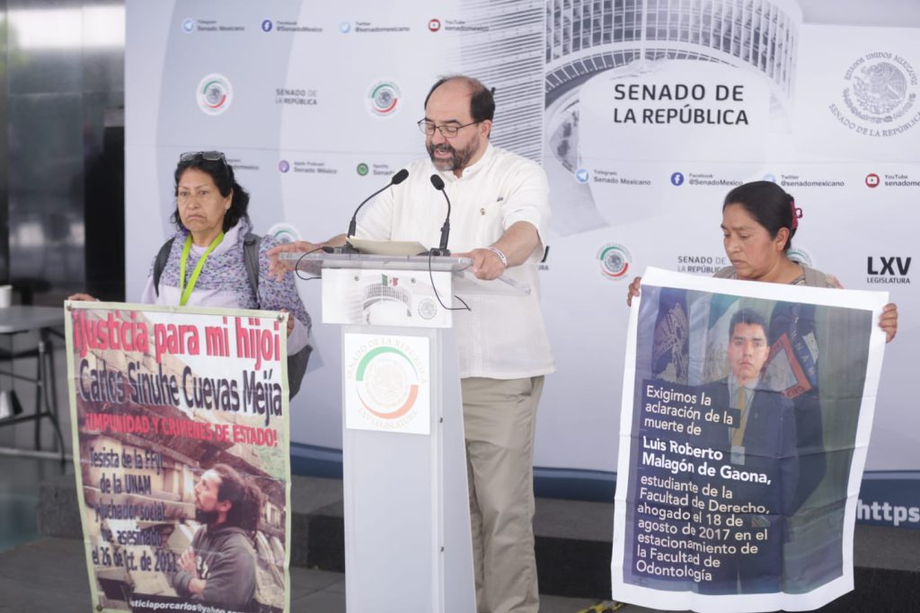 El senador Emilio Álvarez Icaza, junto con las madres de los estudiantes de la UNAM.