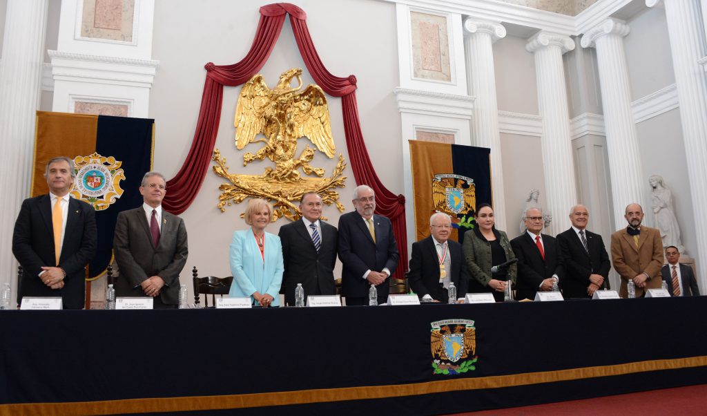 Por su gestión y liderazgo al frente de la Universidad Nacional, el rector también recibió un reconocimiento de la AIAM.