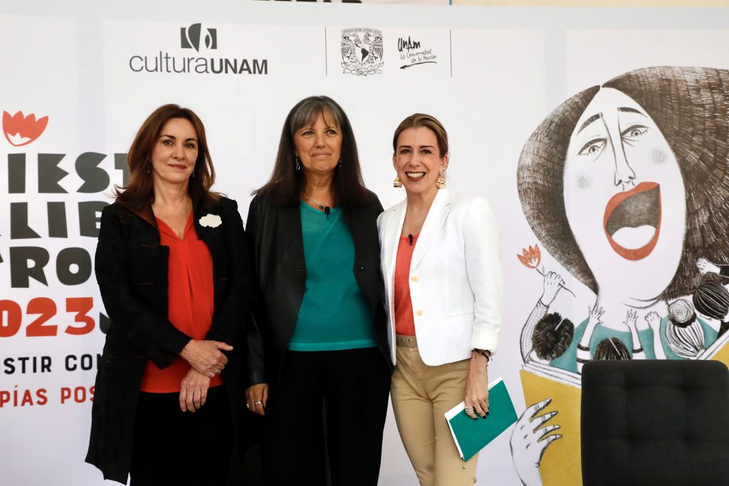 Claudia Piñeiro participó junto con Rosa Beltrán Álvarez y Julia Santibáñez en la charla inaugural de la Feria del Libro y la Rosa 2023.