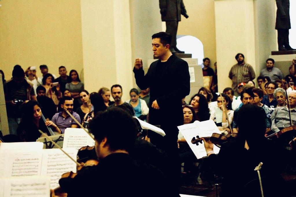 Ricardo Martínez, considerado como el director de orquesta más joven en debutar en el Carnegie Hall de Nueva York, la catedral de la música. 