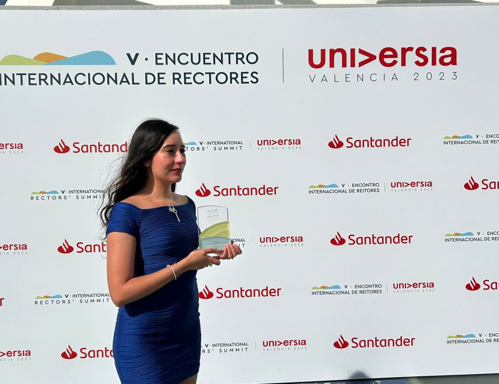 Recibir el galardón fue un momento de película; se lo dedico a mi alma mater, a mi familia y a mis seguidores en redes sociales.