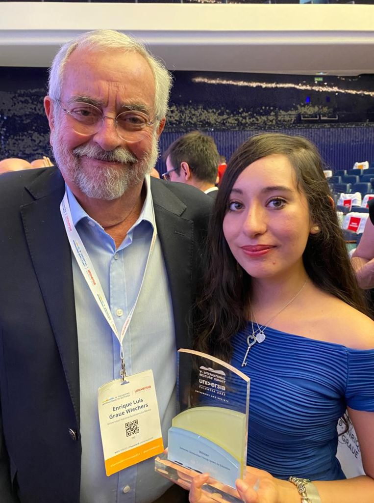 El rector Enrique Graue felicitó a la universitaria quien se impuso a 58 finalistas en un concurso donde participaron 35 mil estudiantes y profesionistas.