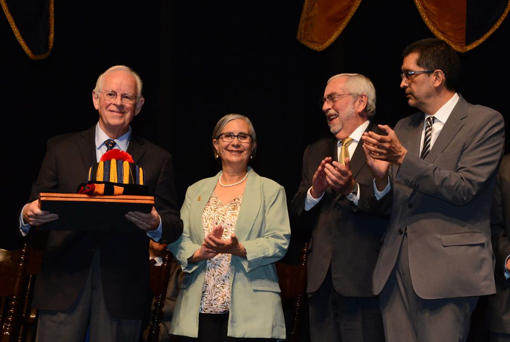 Al encabezar la ceremonia del Día del Maestro, el rector entregó reconocimientos y distinciones.