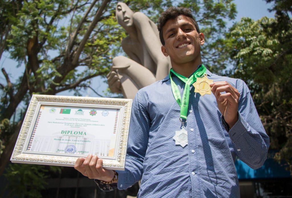 El egresado de Ingeniería Física, de la UAQ, Héctor de Jesús García Escamilla obtuvo medallas de oro y de plata en modalidades individual y de equipo en la OMOUS-2023.