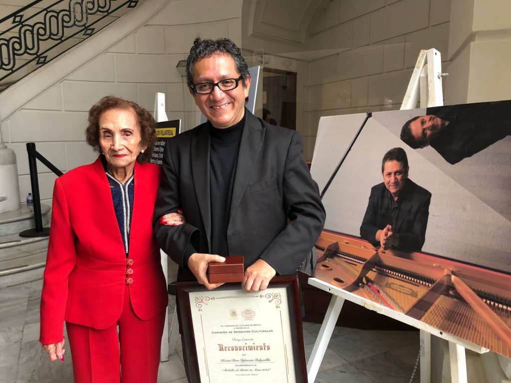 El maestro Héctor Infanzón con su señora madre doña Paquita.
