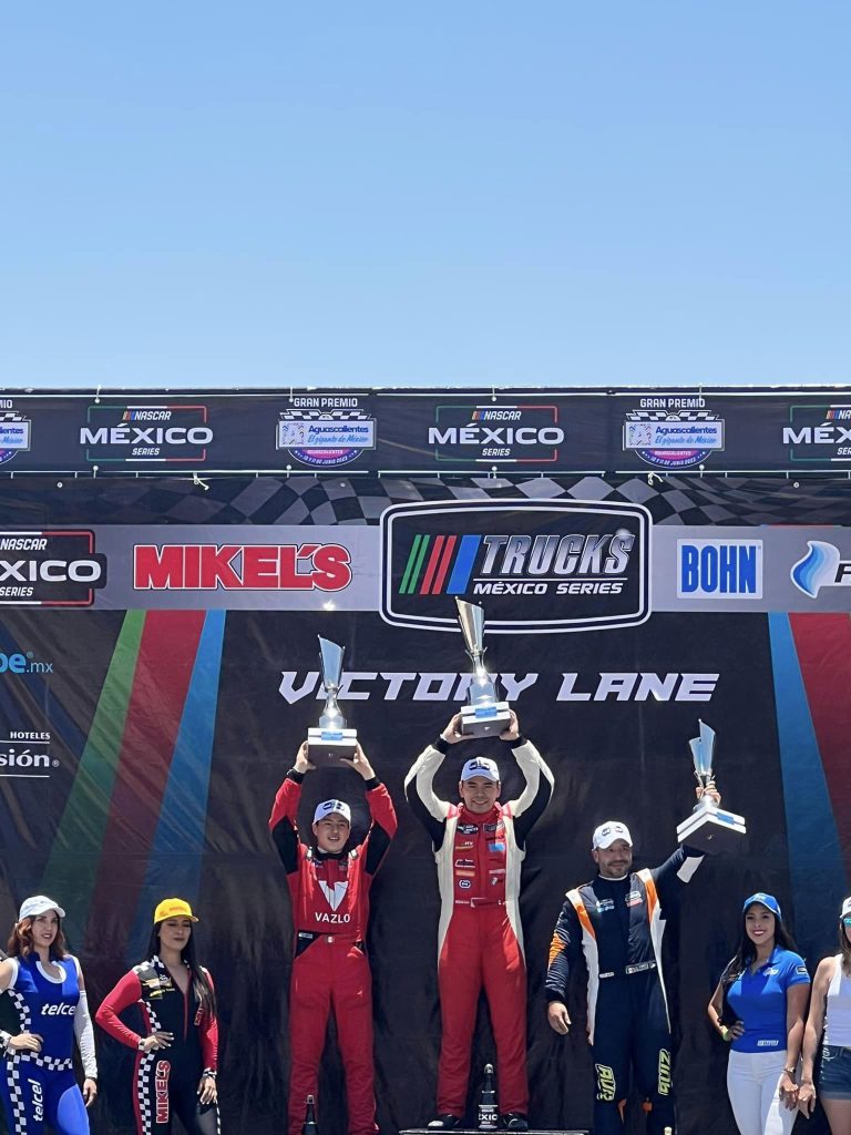 Nico Rivas recibió la bandera a cuadros para quedarse con el triunfo, mientras Mateo Girón y Jesús Ruíz lo acompañaban en el podio.