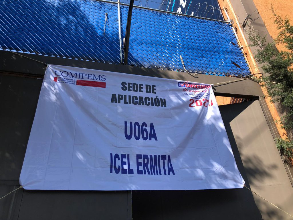 De manera tal que desde las 05:00 horas se ve el transitar de estudiantes en la zona metropolitana, ya que a los del norte les tocó sede en el sur y viceversa. Hay quienes hicieron dos horas de traslado. El vespertino es a las 15:00 horas.