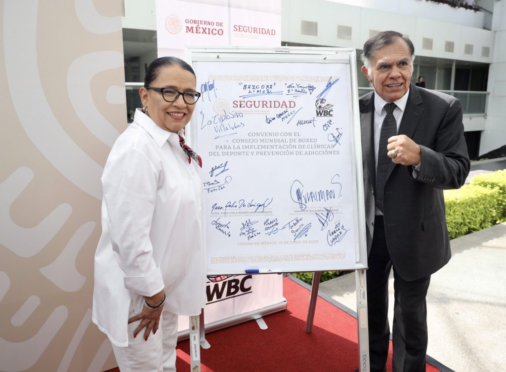 Rosa Icela Rodríguez y el campeón Isidro Pipino Cuevas.