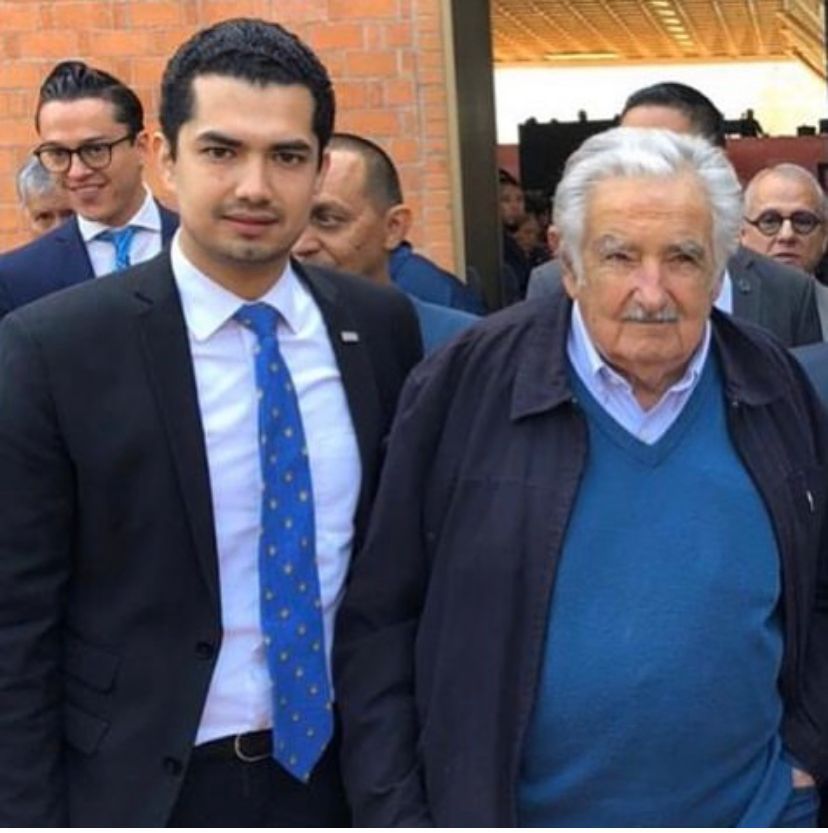 Ignacio Pedroza Tello con José Alberto Mujica Cordano, también conocido como Pepe Mujica, ex presidente del Uruguay, exguerrillero y político.