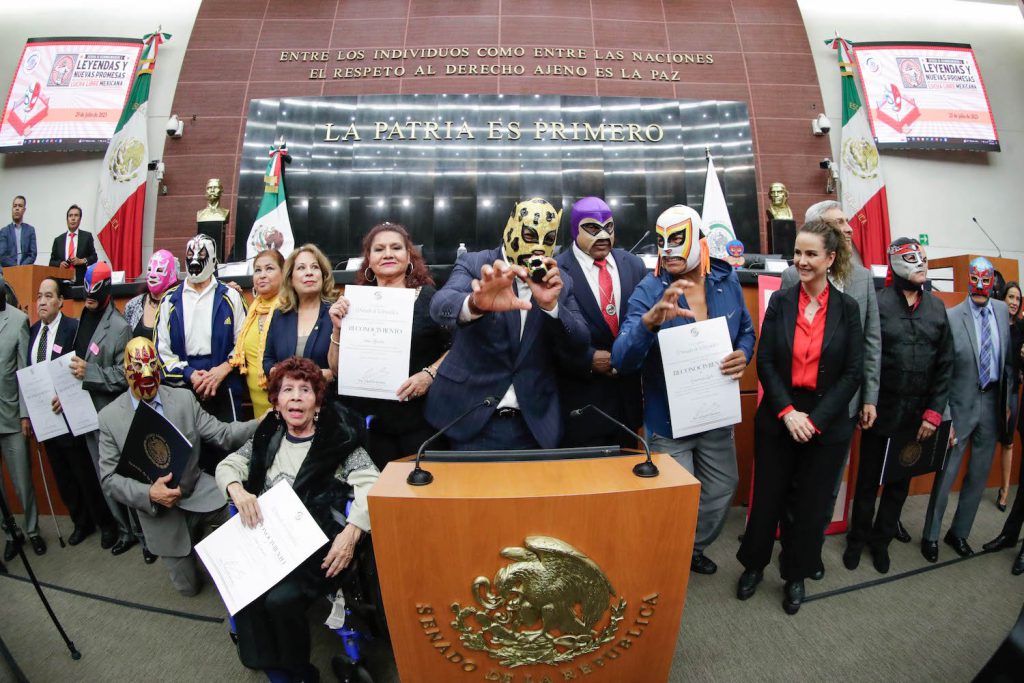 Reconocen en el Senado trayectoria de exponentes de la lucha libre mexicana.