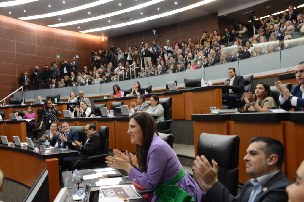 El Congreso de la Unión reconoce al rector Enrique Graue Wiechers. Los senadores Kenia López  y Jorge Triana en la ceremonia.