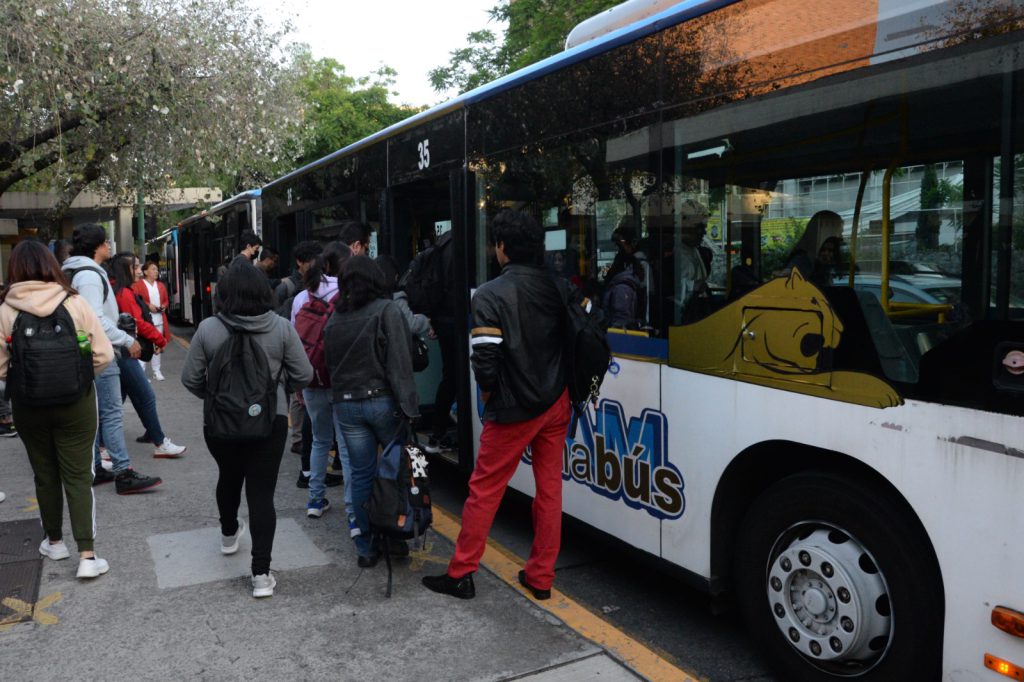 Universitarias y universitarios comparten sus emociones en el primer día de clases; se sienten orgullosos de pertenecer a esta casa de estudios y dan a conocer sus expectativas.