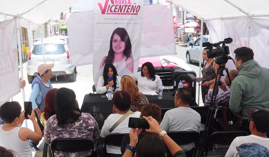 Línea telefónica y alianza de alerta para atender a  víctimas de abuso en escuelas, solicitaron padres de familia, a la diputada Vicenteño Barrientos.