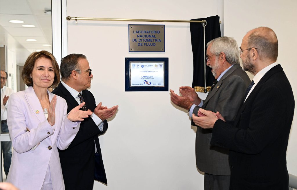 El rector Graue visitó las nuevas instalaciones del Laboratorio Nacional de Citometría de Flujo, en el Instituto de Investigaciones Biomédicas.