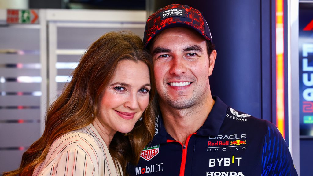 La actriz Drew Barrymore saludó a los pilotos y fue explícita su sorpresa al conocer al piloto mexicano Checo Pérez. Foto: @redbullracing 