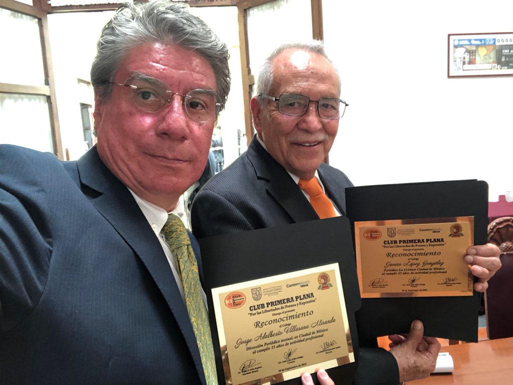 Javier López y J. Adalberto Villasana Miranda, de Parlamento y Debate, así como de TEXTUAL-es, recibieron reconocimientos por 45 y 35 años de ejercicio periodístico, respectivamente.