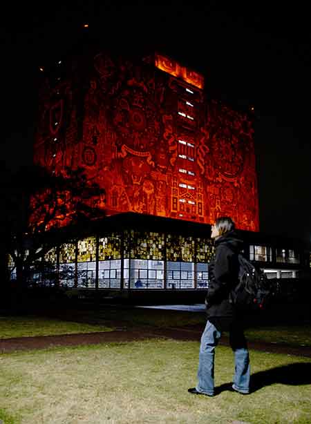 Se ilumina la UNAM de naranja contra la violencia de género.