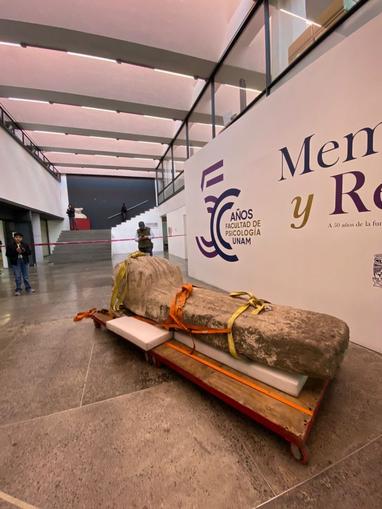 la escultura que pasó décadas a la interperie, a partir de este mes estará bajo techo y tendrá un lugar en el patrimonio cultura de la Universidad Nacional.