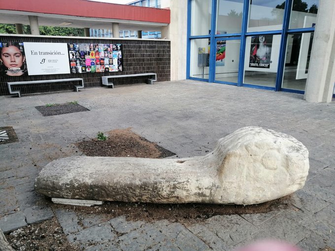 La escultura prehispánica en forma de reptil estaba sin protección en la Facultad de Arquitectura.