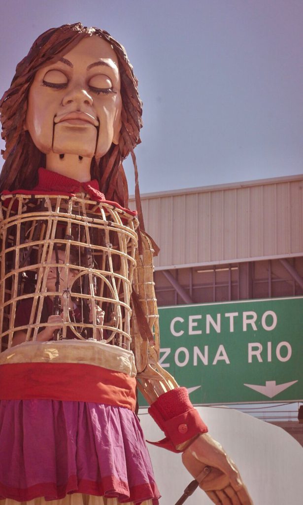 La Pequeña Amal, icónica marioneta que aboga por la niñez migrante y en refugio, llega a Ciudad de México.