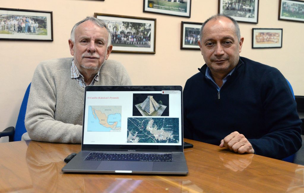 Por la UNAM Arturo Menchaca Rocha con el profesor e investigador de la Universidad Estatal de Chicago (CSU), Estados Unidos, Edmundo García Solís.