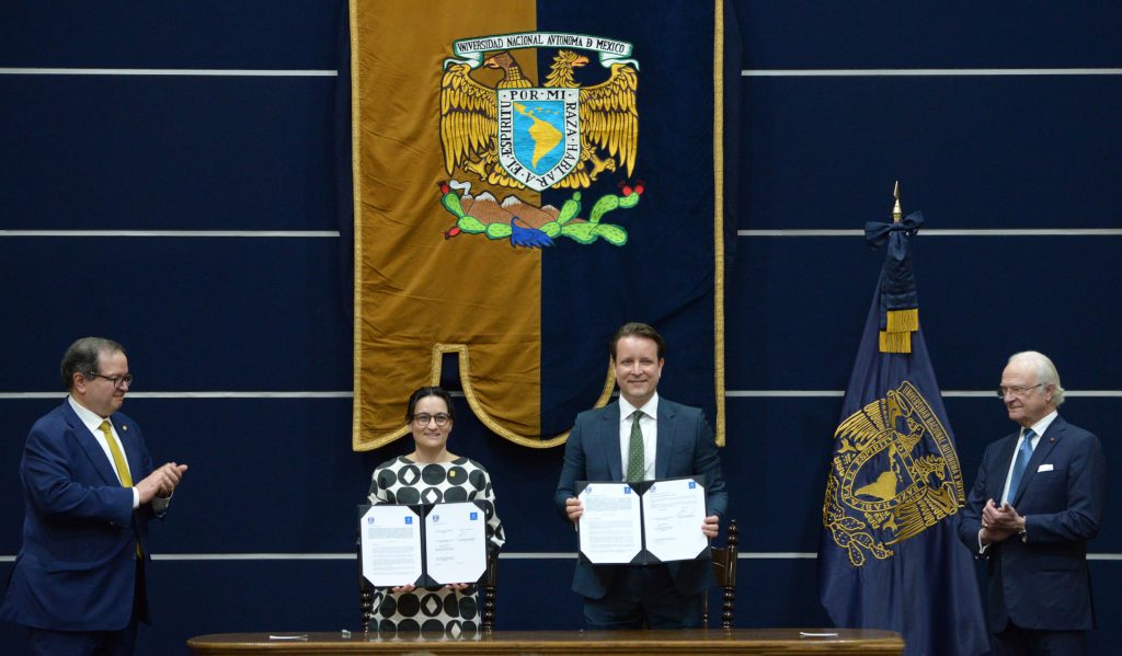 El rector de la UNAM, Leonardo Lomelí Vanegas, recibió hoy al rey Carlos XVI Gustavo; atestiguaron la firma de un convenio entre la Universidad Nacional y la Universidad de Gotemburgo.