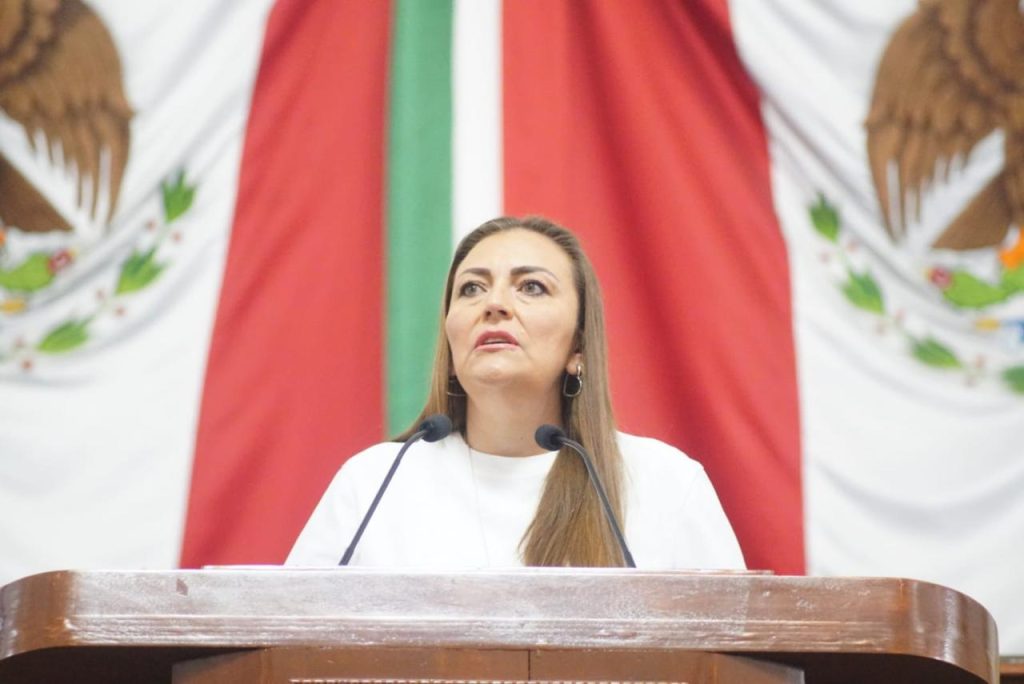 Conmina Polimnia Sierra a los siete premiados a continuar como ejemplo. Un honor recibirlos en la Casa del Pueblo, dijo la perredista.