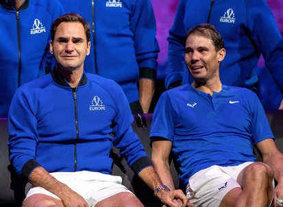 Roger Federer y Rafa Nadal, cogidos de la mano, y llorando, en la despedida del primero como jugador de tenis profesional.