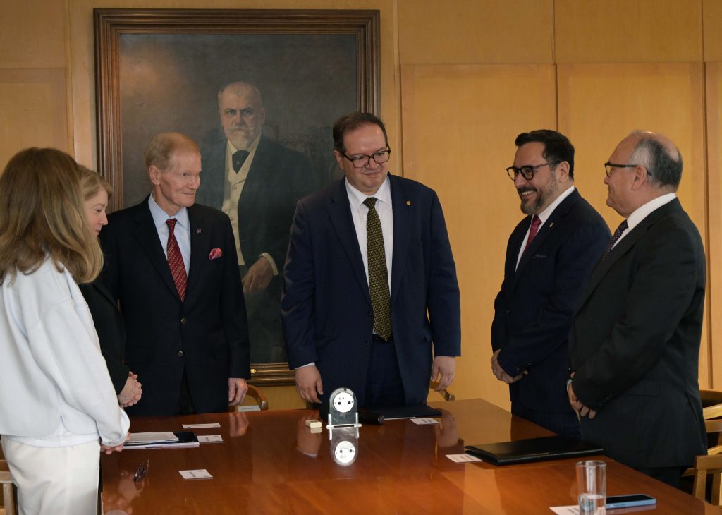 El también senador estadounidense, Bill Nelson, dijo que su presencia en México es para llegar a sus universidades, gobernantes, sus industrias y empresas aeroespaciales.