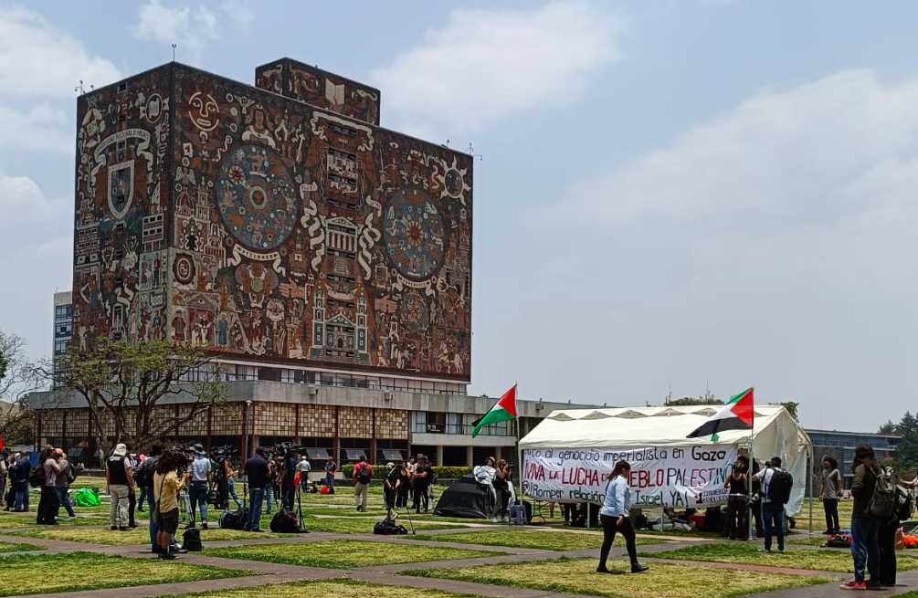 Estudiantes de UNAM instalan campamento en Las Islas de Ciudad Universitaria en apoyo a Palestina y en contra del desalojo de campamentos en universidades de los Estados Unidos.