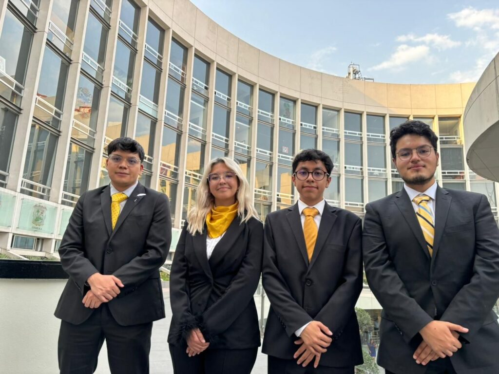 El equipo representativo de la Facultad de Derecho de la UNAM rumbo al Concurso de Simulación Judicial ante la Corte Penal Internacional en La Haya, Países Bajos.